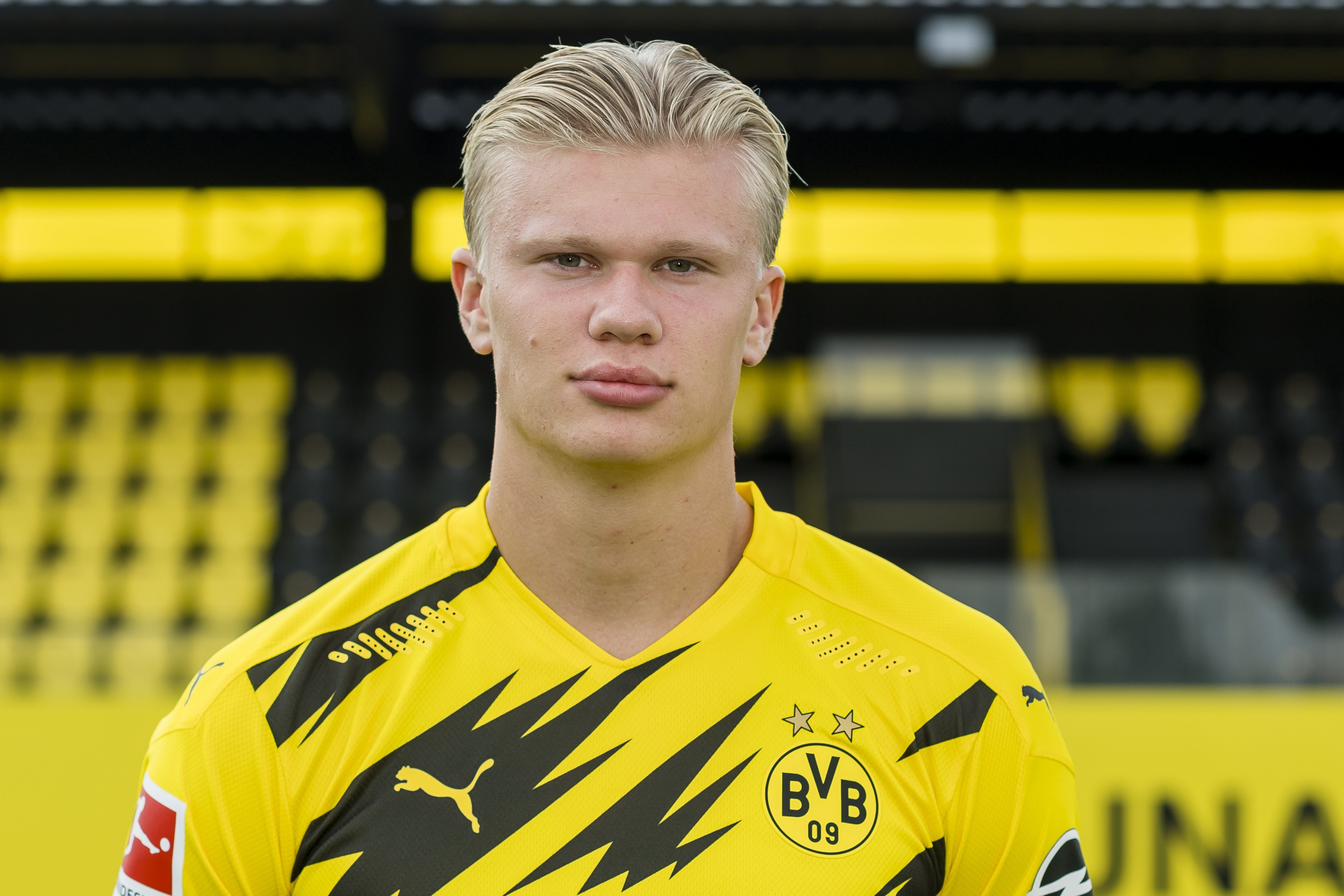 胡金秋溜底2分命中，广厦一波12-4扩大领先至18分（胡金秋底线突破取2分，广厦轰出12-4攻势将分差拉大至18分）