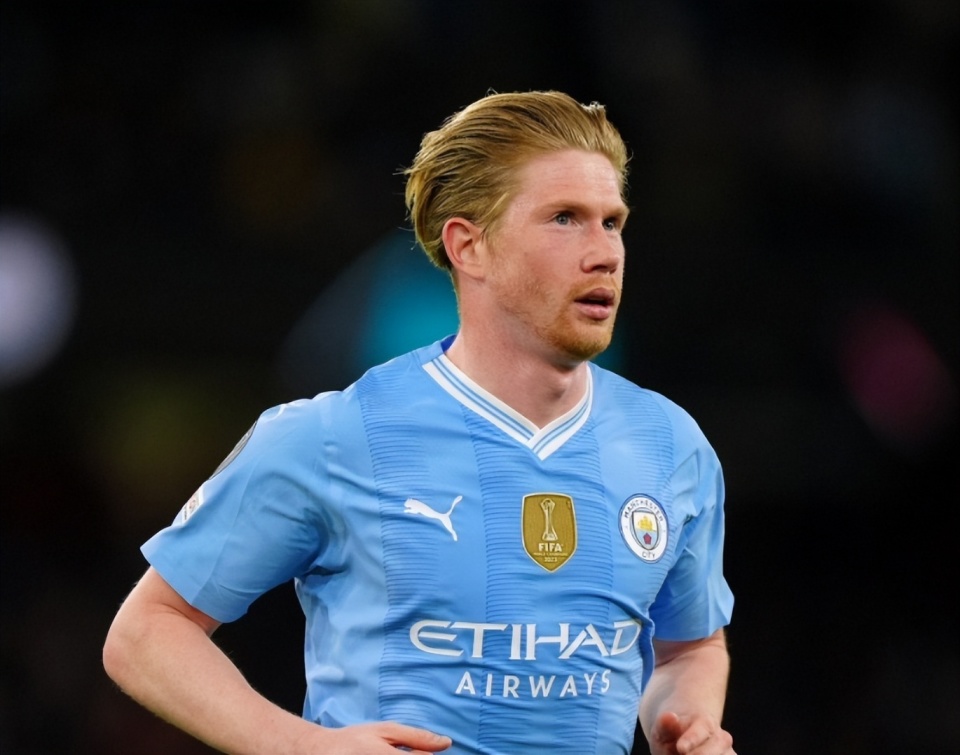 不给冠军面子？为王博颁戒指掉地上，楼明更衣室领奖，球迷：太教条了（冠军礼仪翻车？王博颁戒指意外落地，楼明转赴更衣室领奖，球迷吐槽太教条）