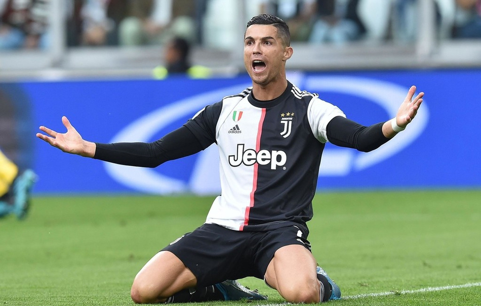 默特萨克、于大宝观战梅州U15vs浙江U15，并与小球员互动（默特萨克与于大宝现场观看梅州U15对浙江U15，并与小球员亲切互动）