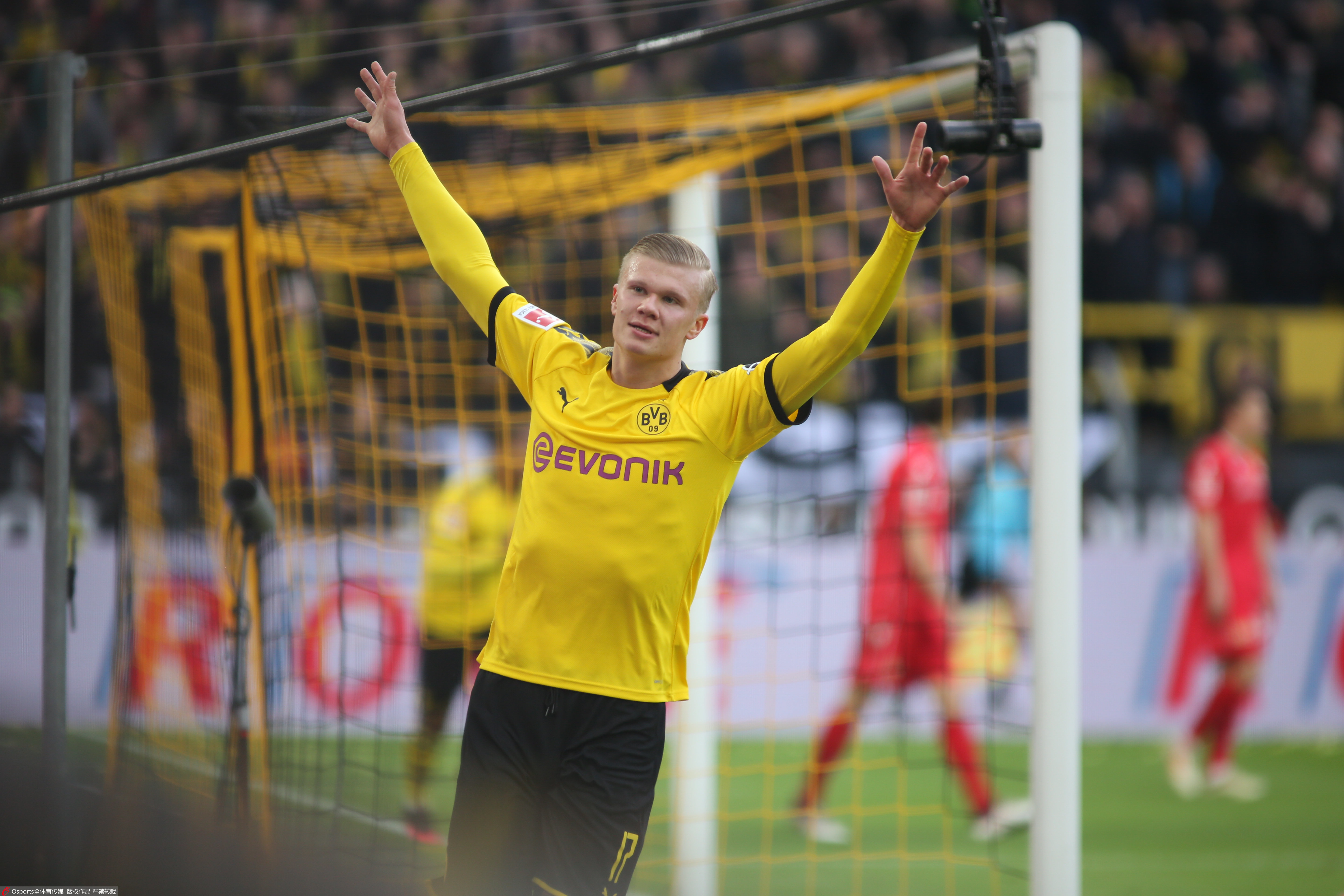 篮网爆冷胜绿军，三分雨浇灭凯尔特人反扑火焰（篮网冷擒绿军，三分狂潮浇熄凯尔特人反扑）