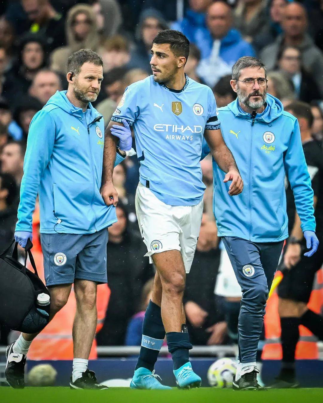 欧冠积分榜分析：小组晋级形势紧张,（欧冠形势解读：各组出线竞争白热化）