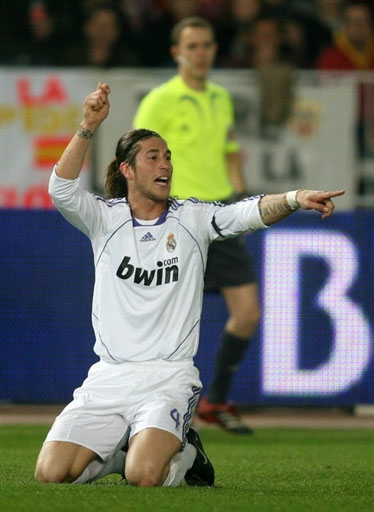 判决书：原天津泰达球员白某峰因受贿判有期徒刑一年，缓刑一年（判决书显示：前天津泰达球员白某峰因受贿获刑一年，缓刑一年）