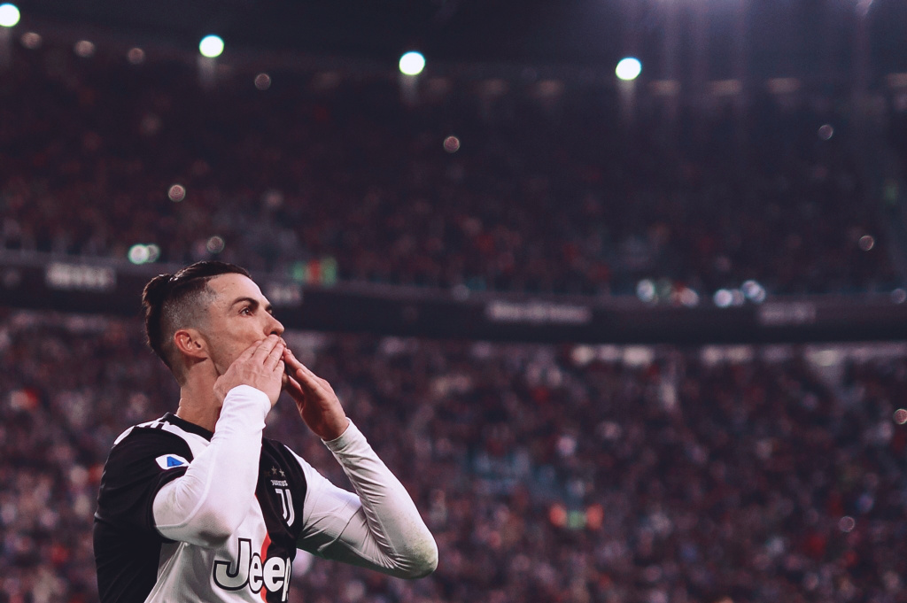 湖人詹姆斯关键三分锁定胜利（詹姆斯飙中制胜三分，湖人锁定胜局）